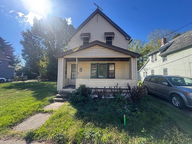 Charming 3-Bedroom Property in Prime Location - Charming 3-Bedroom Property in Prime Location