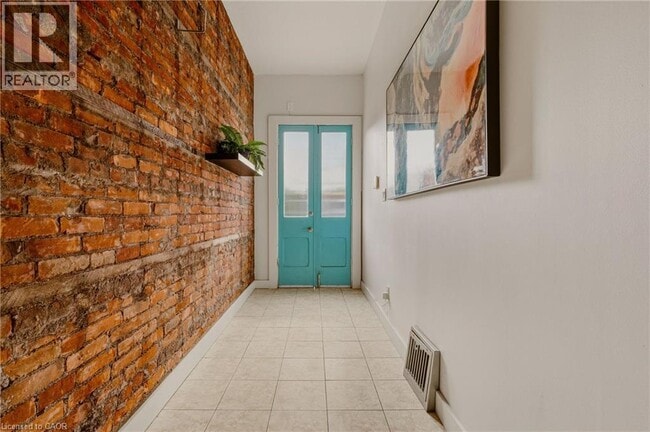 Photo - 163 Victoria Ave N