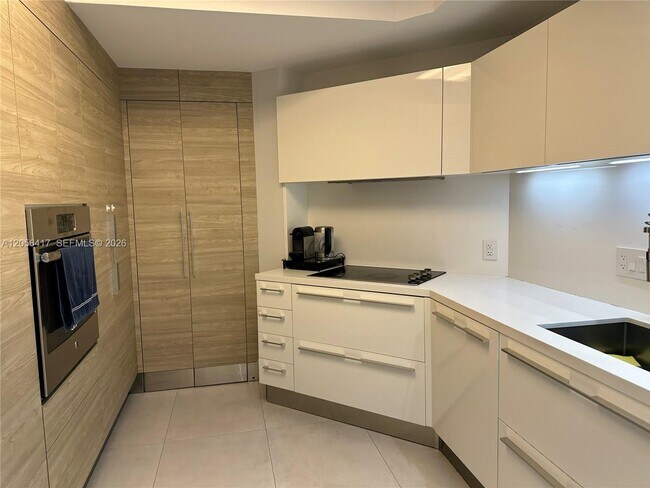 Photo - 888 Brickell Key Dr Unidad 700