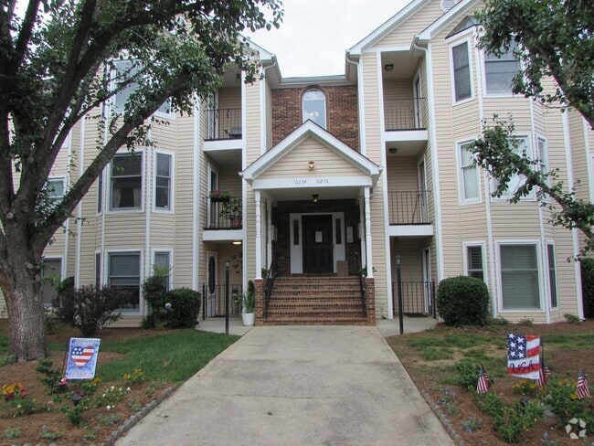 Building Photo - 2 Bed, 2 Bath Condo - Desirable Location -...