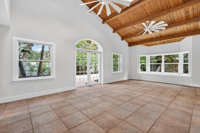 Photo - 606 Paulina Rd