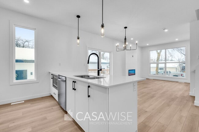 Photo - 15412-15496 96 Ave NW