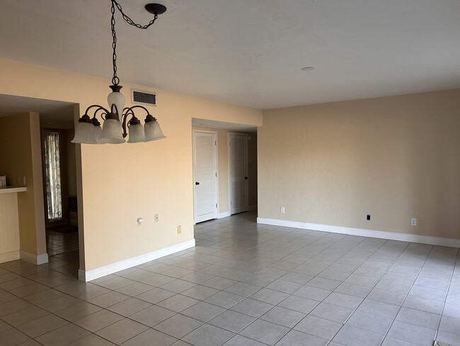 living room/dining room - 4031 Abbey Ct Unit Abbey Court