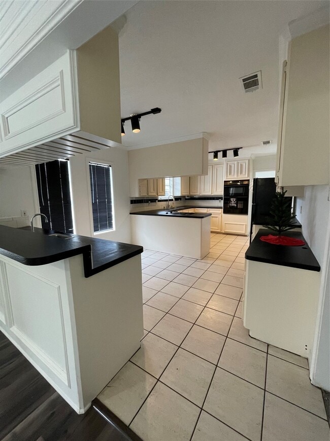 Photo - 827 Booth St