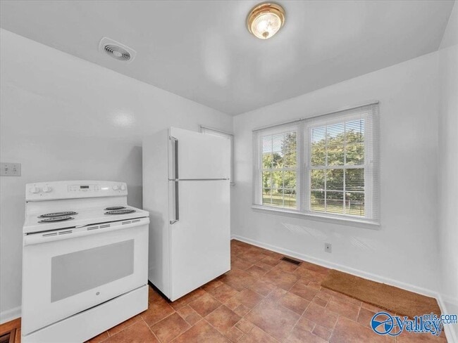 Photo - 422 Karter St NW