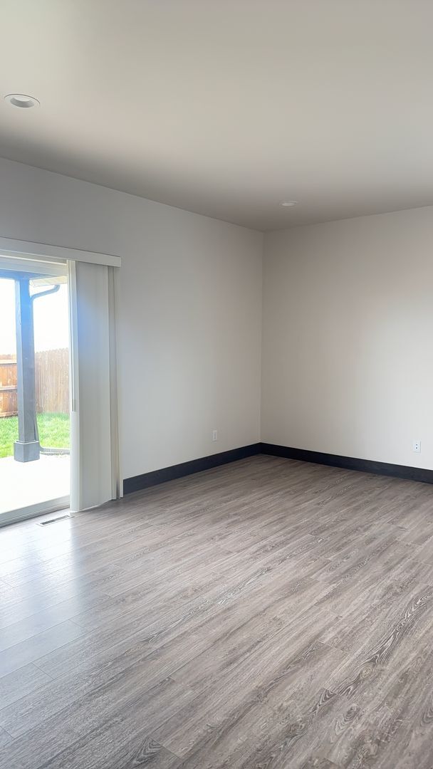 Photo - 3 Bed 2.5 Bath with double attached garage in Belgrade