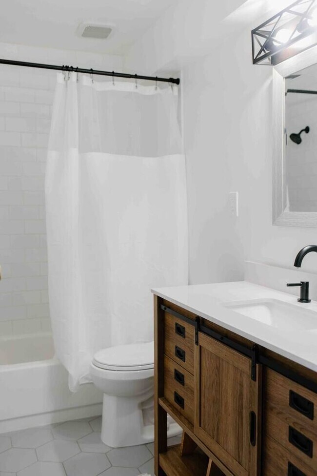 Photo - Beautiful, fully furnished, 3-bedroom, 2-b...