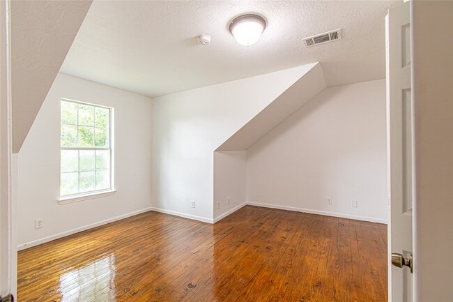 Photo - 633 Bradley St