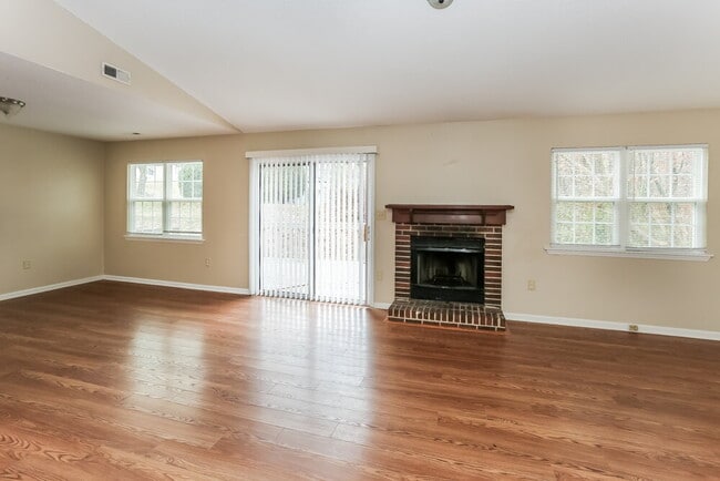 Photo - 8127 Sheringham Way