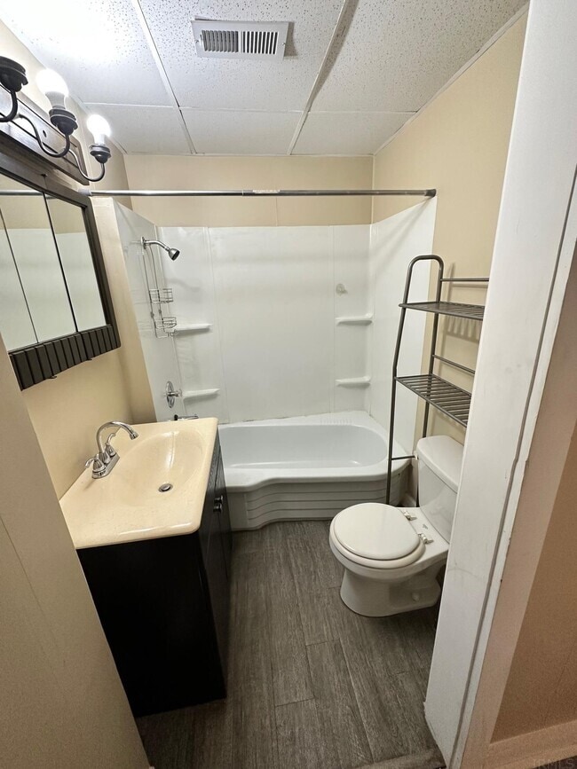 Photo - 2316 W Franklin St Apartamentos Unidad B