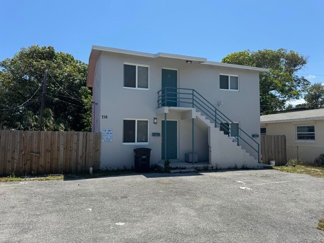 Building Photo - 716 22nd St Unit B