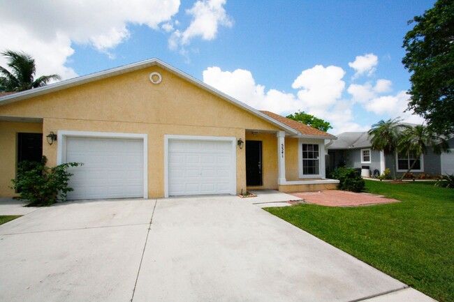 Spacious 2B/2B Villa w/ Converted Garage &... - Spacious 2B/2B Villa w/ Converted Garage &... House