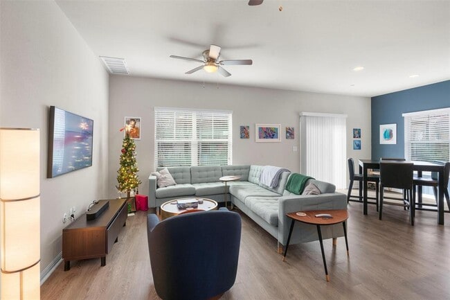 Photo - 516 E Slaughter Ln Unidad 2203