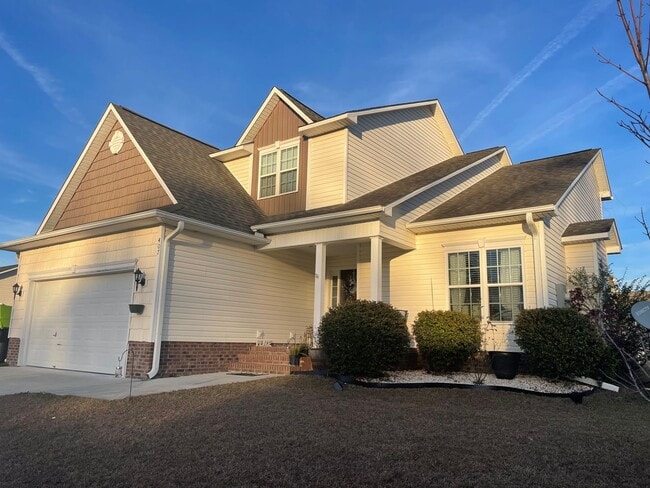 Building Photo - 3 Bedroom 2.5 Bathroom home located in Rogers Farm in Hubert!