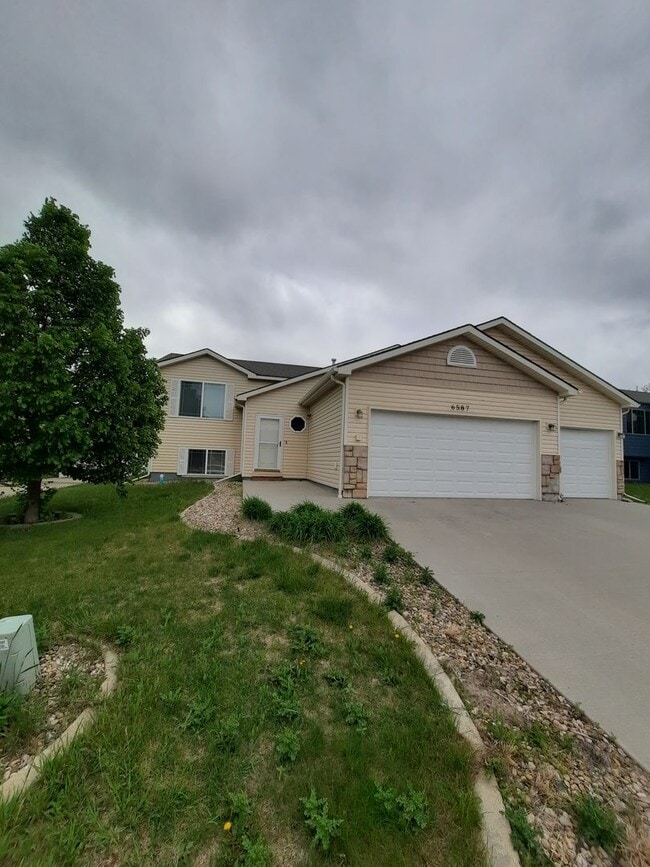 Photo - 6587 Cambridge Pl