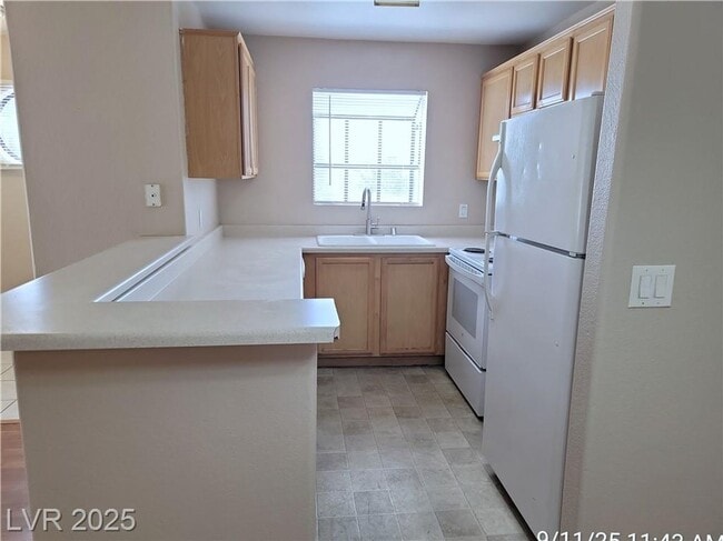 Photo - SE / SUNRISE MANOR 2ND FLOOR UNIT IN GATED...
