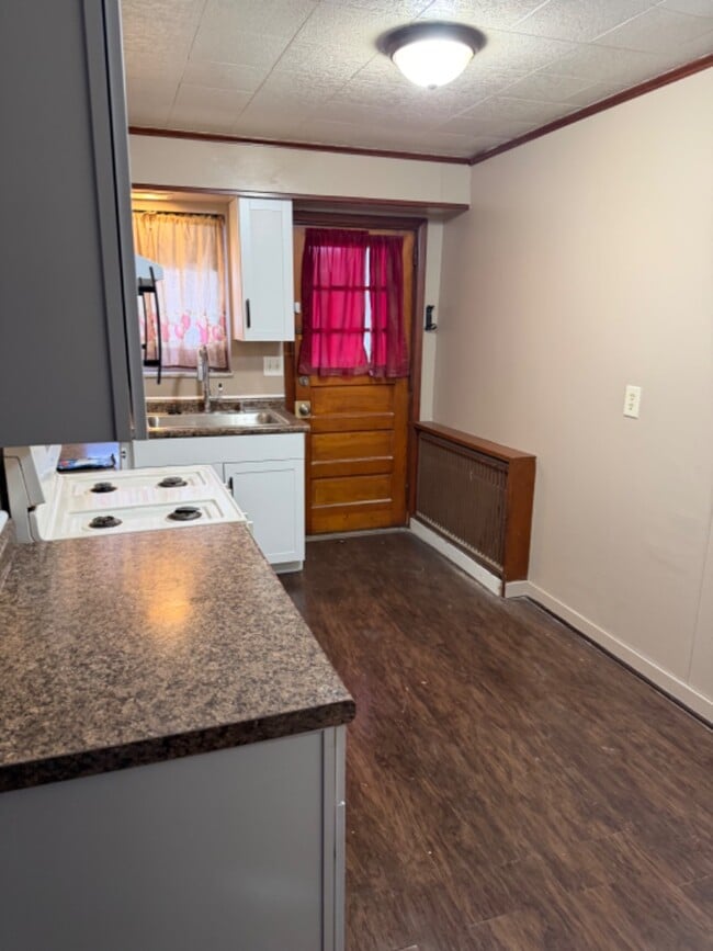 Building Photo - 544 Center St