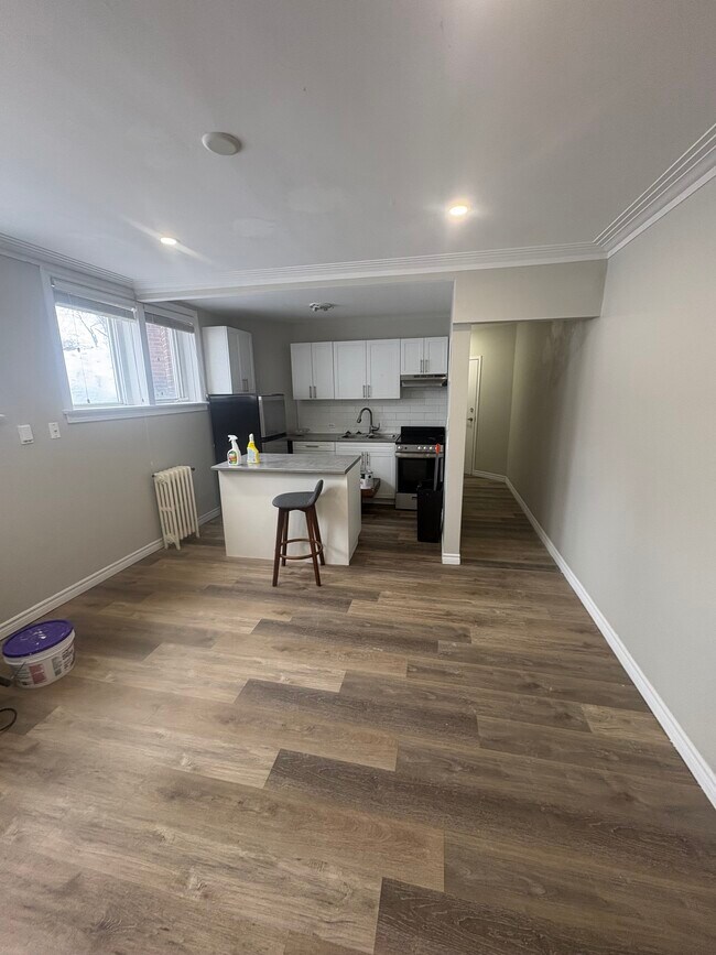 Building Photo - Stylish 1-Bedroom Apartment in Prime Location Unit 8