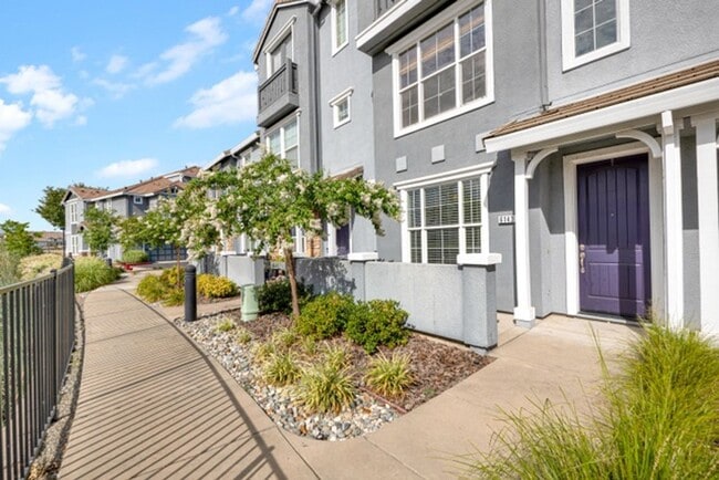 Photo - Townhouse - Beautiful 4bdrm, 3 bath - Rocklin