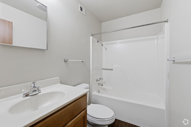 3BR, 2BA - 960SF - Primary Bathroom