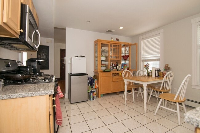 Massive 6 Bed / 3.5 Bath – Parking + In-Un... - Massive 6 Bed / 3.5 Bath – Parking + In-Un... House