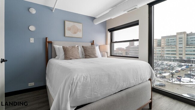 Photo - 1922 W Ogden Ave Unidad 709