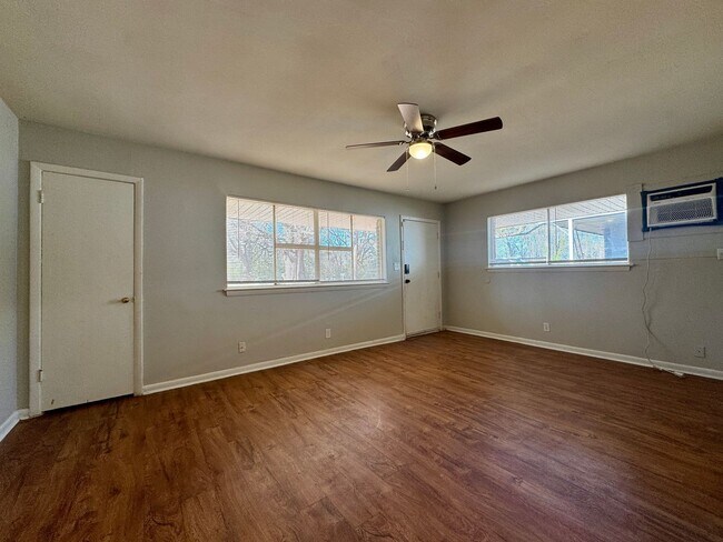 Photo - 1014 N Larchmont Dr Unit B