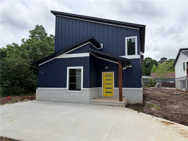 Building Photo - 916 N Sang Ave