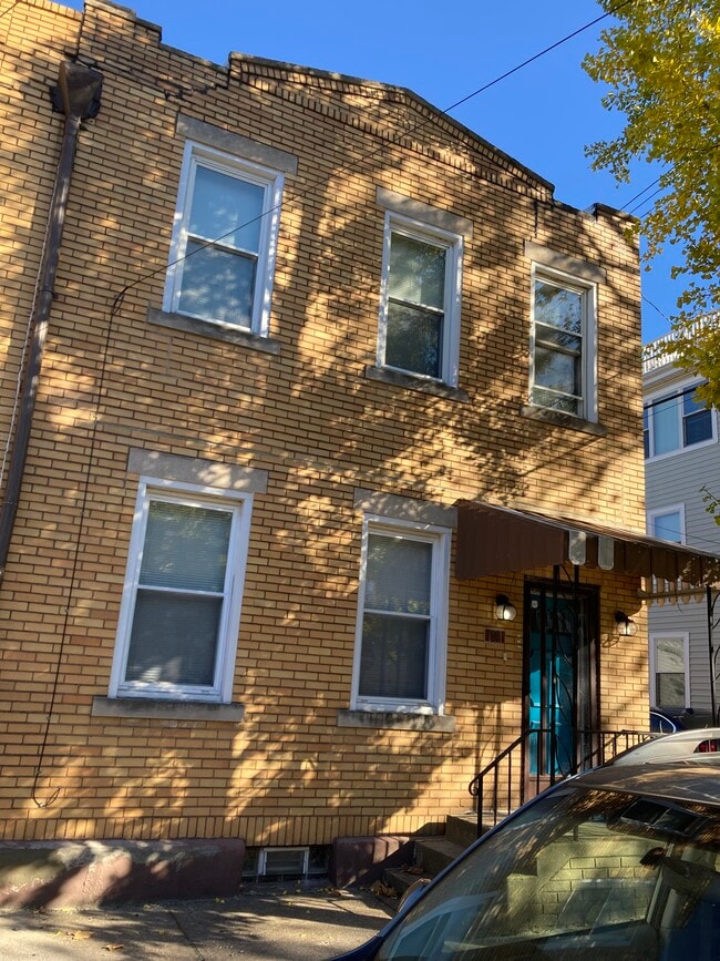 Building Photo - 55 S 19th St Unit Lisa's Southside Flats Rental