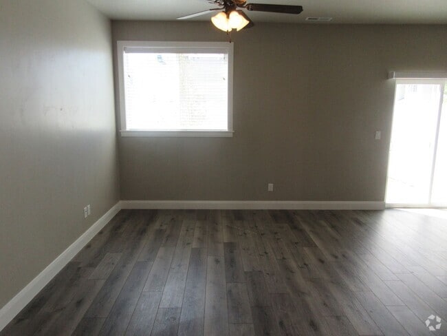Building Photo - 3 bedroom, 2 bath - in the heart of Cedar ... Rental