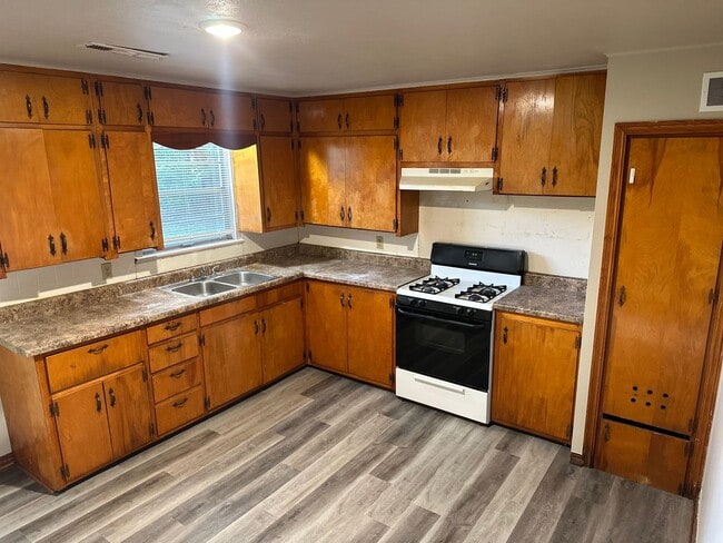 Photo - Available Now! 3-Bed, 1-Bath Home in centr...