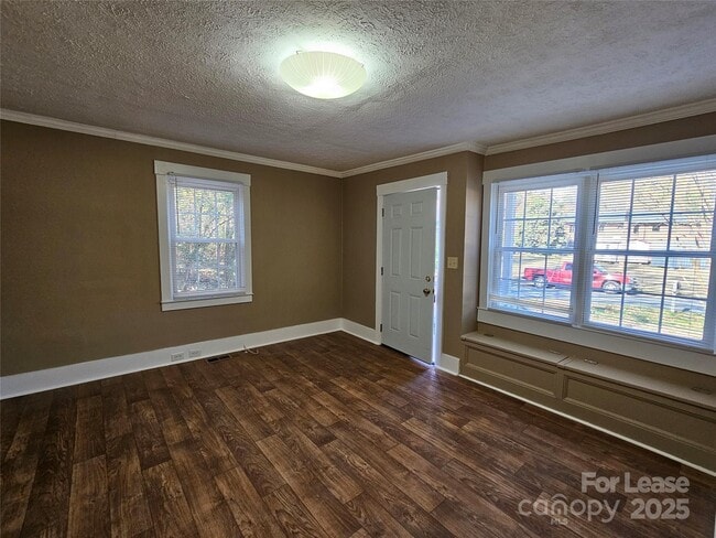 Photo - 69 Grattan Dr NE