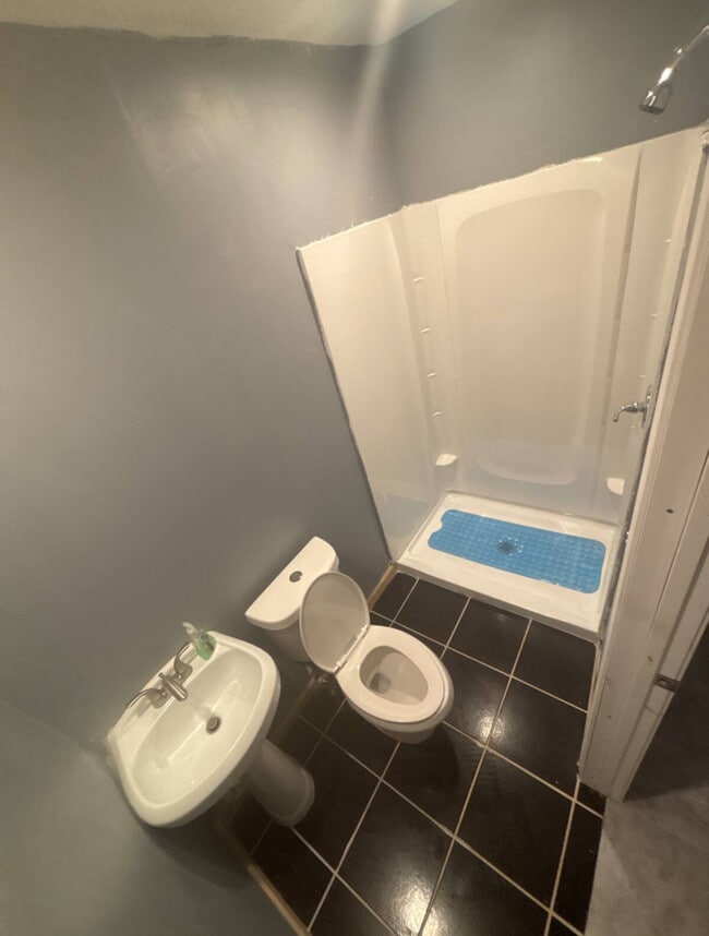 Full bathroom - 4989 Thompson Mill Rd Unit Studio Suite