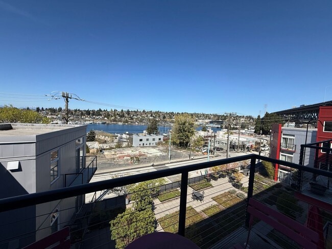 Building Photo - Ruby Condominiums - Eastlake Unit 411