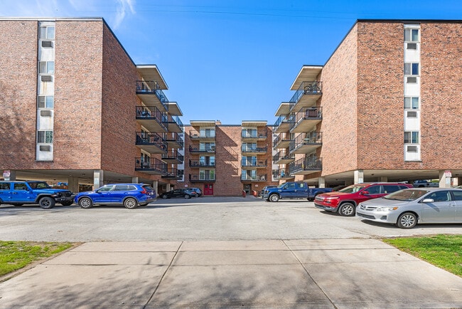 Parking Lot - Parkwynn Apartments