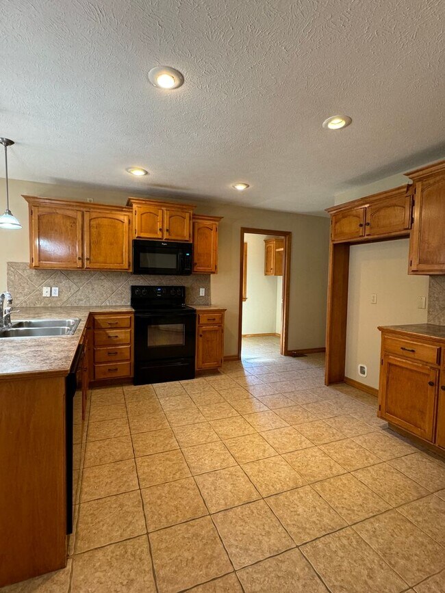 3 Bed 2 Bathroom 2 car garage Stove,... House House Rental in
