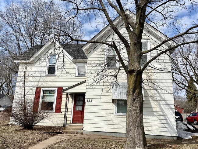 Building Photo - 4 bed 2 bath available June 1st Rental