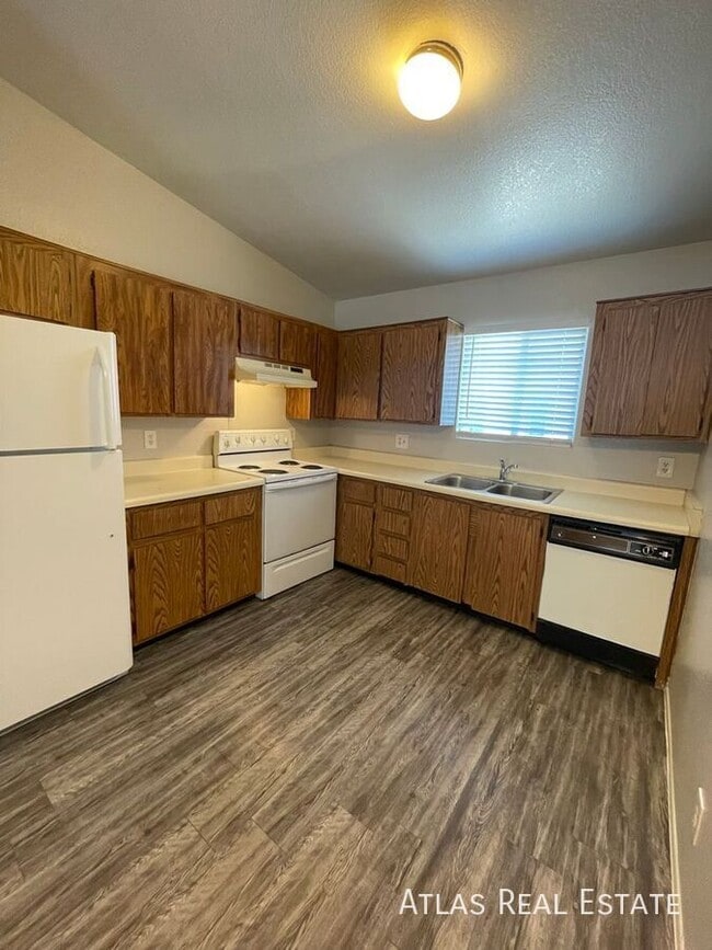 Building Photo - 465 W Ivyglen St Unit 225