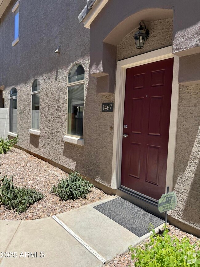 Building Photo - 2402 E 5th St Rental