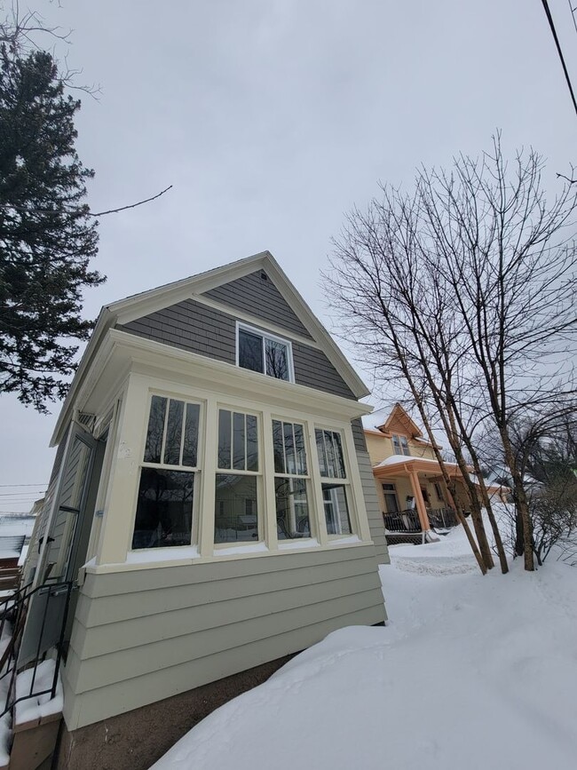 Building Photo - AVAILABLE JUNE - 5 Bed, 2 Bath Newly Renovated Home