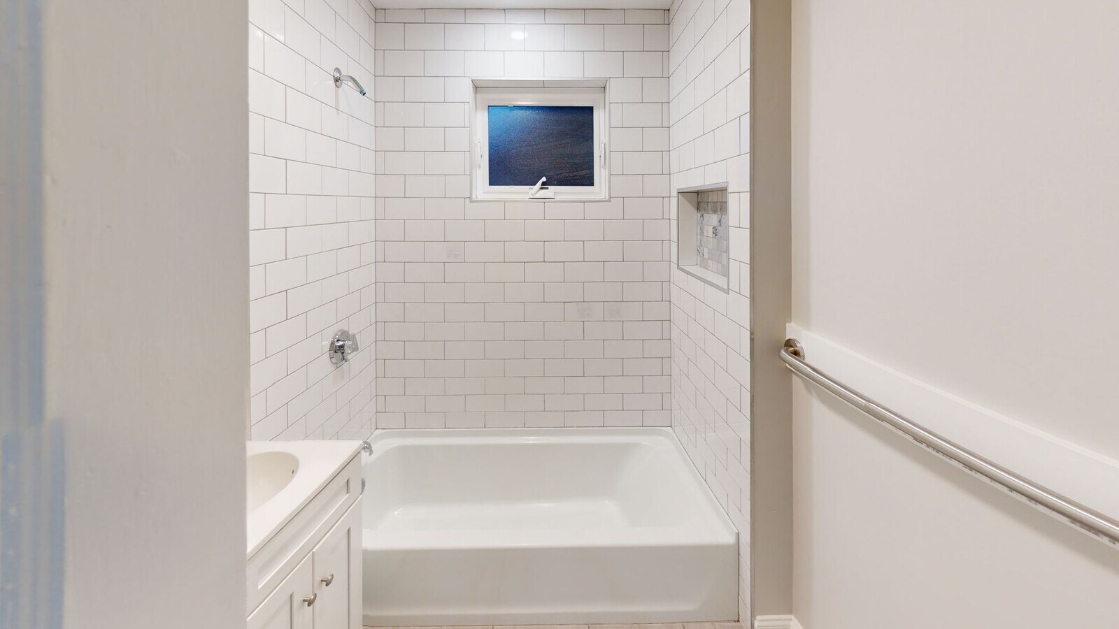 Photo - 4 bedroom Available NoW!!