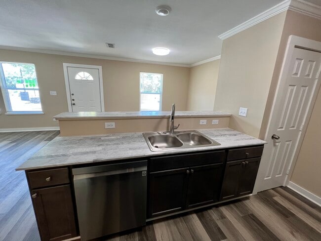 Photo - 2011 E Devine St