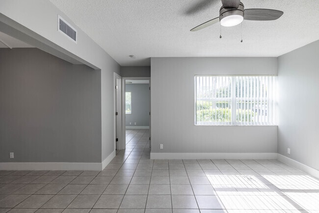 1 BR, 1 BA - 920SF