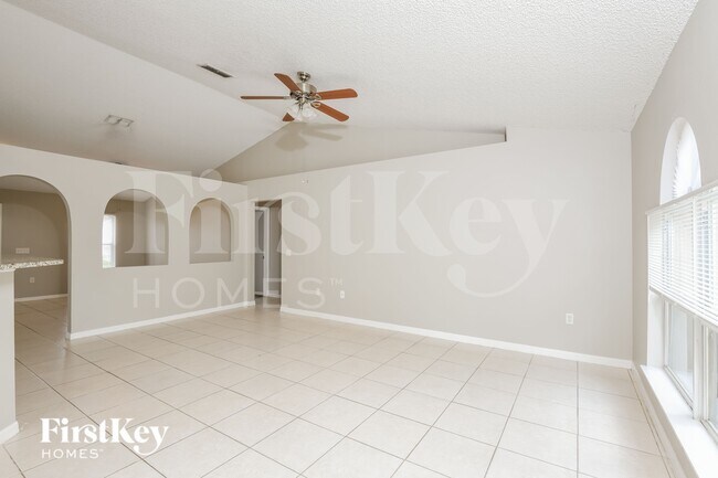 Photo - 681 Sauders Rd SE