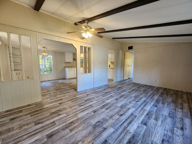 Photo - 2br - 2 Bed 2 Bath w/ screened porch and FULLY FENCED Backyard!
