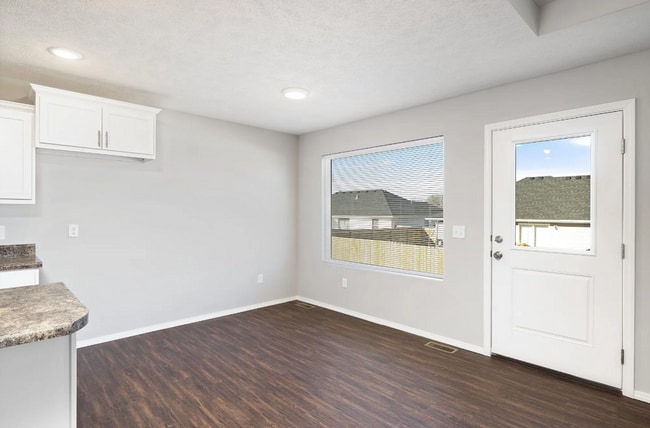 Photo - 4 Bedroom Rental in Monett!