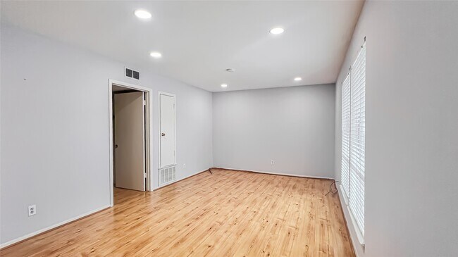 Photo - 2515 Shakespeare St Unit 4