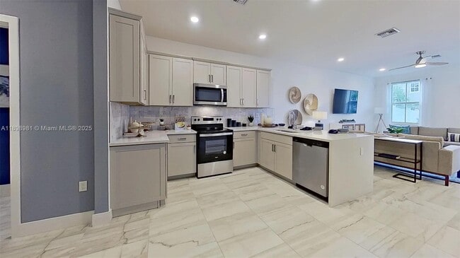 Building Photo - 163 SW 171st Ave