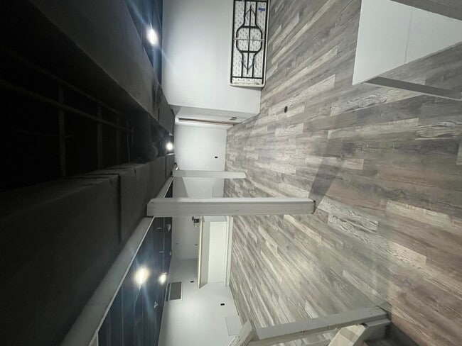 Photo - 19186 Sunderland Rd