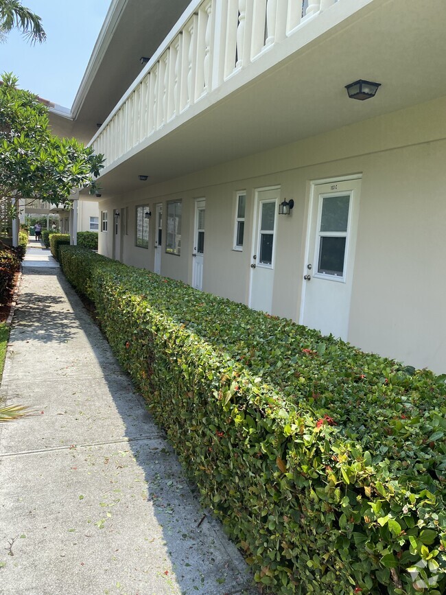 Building Photo - 2121 NE 42nd Ct Unit 102C Rental
